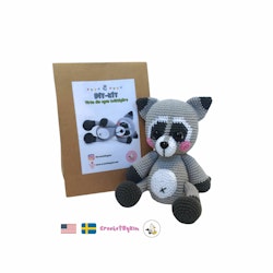 DIY kit Smokey Tvättbjörn • Raccoon • Virkset gosedjur • Virka din egen tvättbjörn • Crochetbykim
