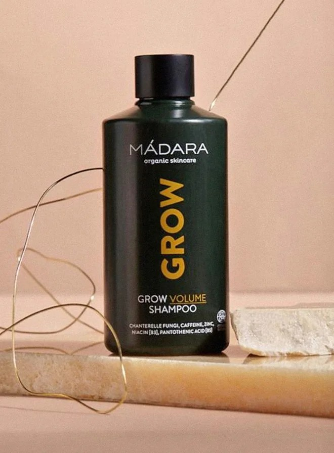 Madara Grow Volume Shampoo – volumgivende sjampo med koffein, vitamin B3 og B5 for fyldig og mykt hår, egnet for daglig bruk og alle hårtyper.