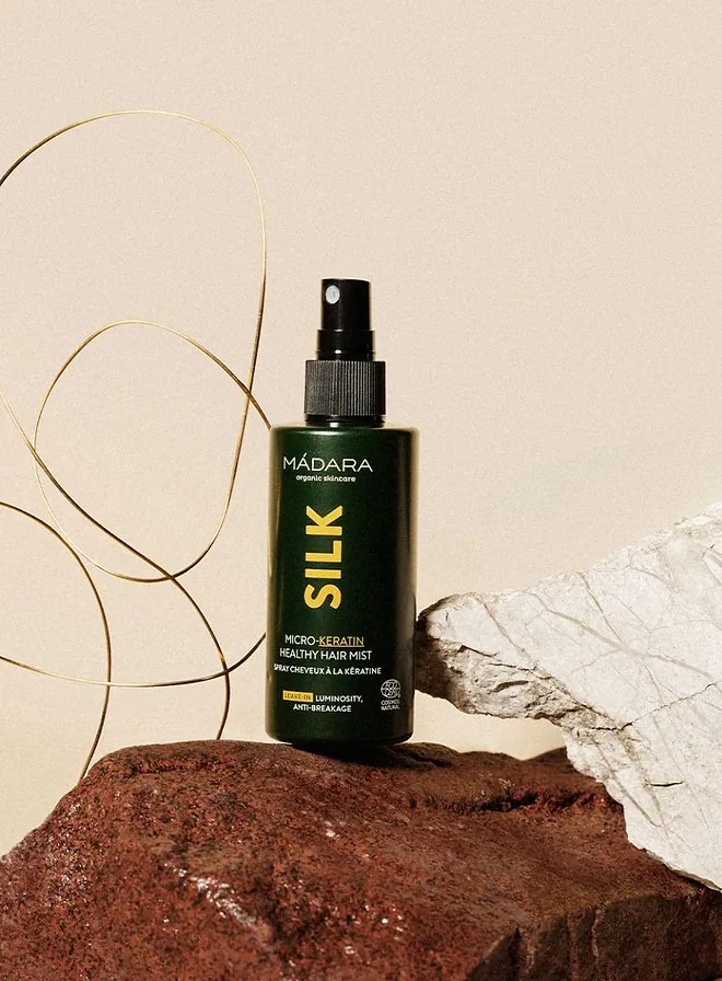 Madara Silk Micro-Keratin Hair Mist – styrkende leave-in spray som reparerer skadet hår, reduserer splittede tupper og gir glans uten å tynge.