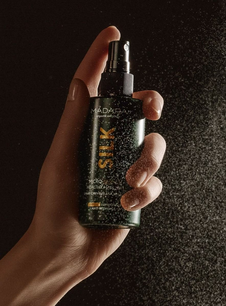 Madara Silk Micro-Keratin Hair Mist – styrkende leave-in spray som reparerer skadet hår, reduserer splittede tupper og gir glans uten å tynge.