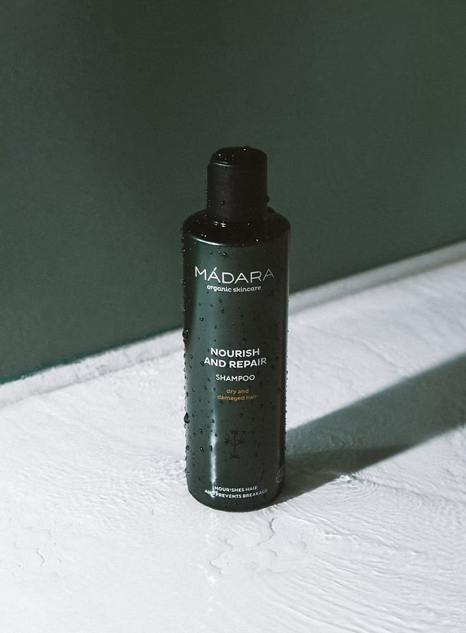Madara Nourish & Repair Shampoo – nærende sjampo for tørt, skadet hår, styrker og gir glans med brennesle og kvede. ECOCERT-sertifisert og miljøvennlig.