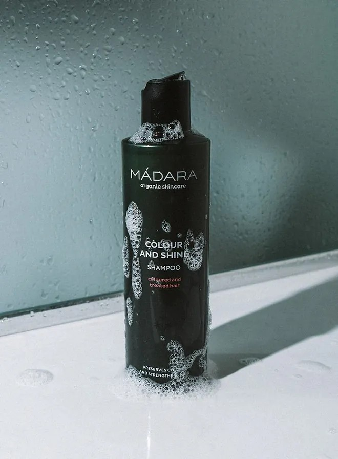 Madara Colour & Shine Shampoo – fargebevarende sjampo for glansfullt, mykt hår. Inneholder linfrø og hestekastanje. ECOCERT-sertifisert og resirkulert emballasje.