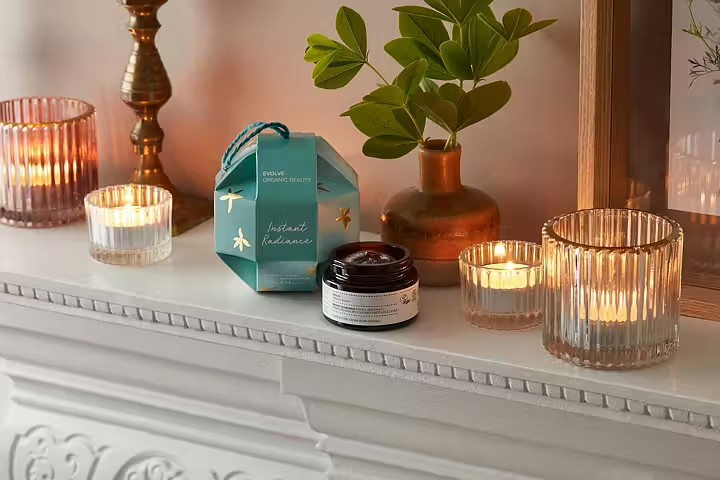 Evolve Instant Radiance Gavesett – økologisk 2-i-1 ansiktsmaske og skrubb med kakaopulver og kokosnøttskall for glød og myk hud.