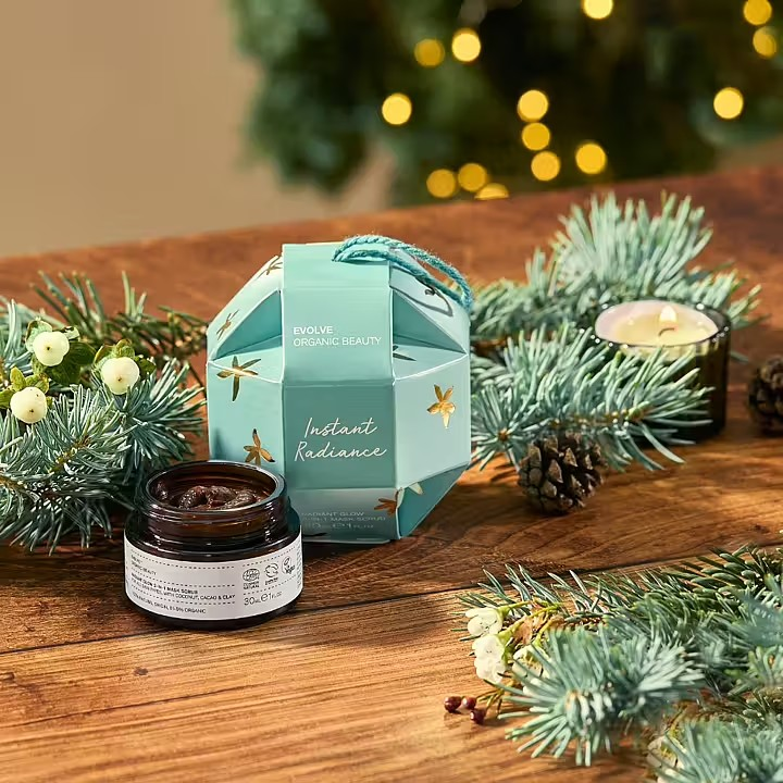 Evolve Instant Radiance Gavesett – økologisk 2-i-1 ansiktsmaske og skrubb med kakaopulver og kokosnøttskall for glød og myk hud.
