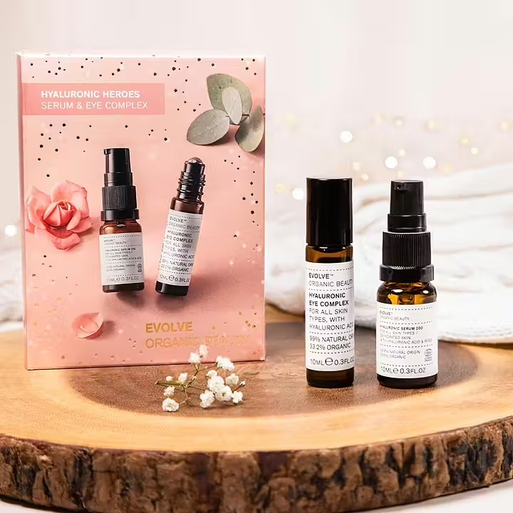 Evolve Hyaluronic Heroes Gavesett – fuktgivende serum og øyeserum med hyaluronsyre for glød og reduserte linjer, vegansk og økologisk hudpleie.