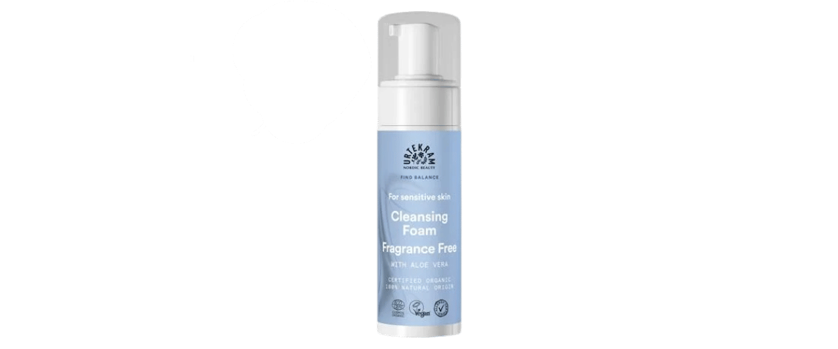 Urtekram Sensitive Skin Cleansing Foam – mild, duftfri renseskum med aloe vera som skånsomt renser huden og fjerner sminke uten å tørke ut.