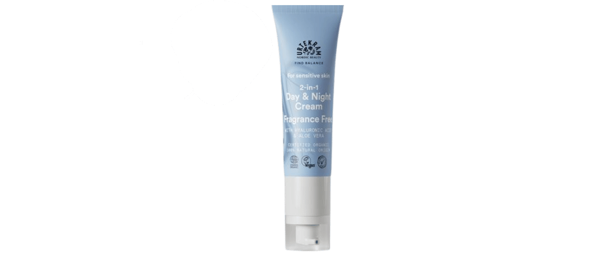 Urtekram Sensitive Skin 2in1 Day & Night Cream – nærende dag- og nattkrem med hyaluronsyre, aloe vera og kokosolje for fuktighet og elastisitet.