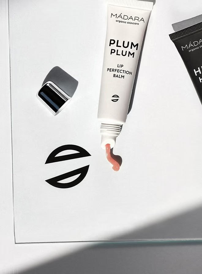 Madara Plum Plum Lip Balm – naturlig leppepomade med plommeolje for myke, fuktede og beskyttede lepper, fri for syntetiske ingredienser.