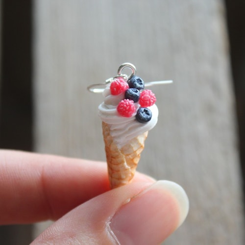 Ett Örhänge, mjukglass med hallon och blåbär