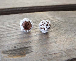 Stiftörhängen, chokladbollar med pärlsocker