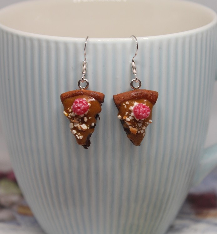 ORDER Earrings, chocolatecake with Caramel Sauce, Nuts & Raspberries