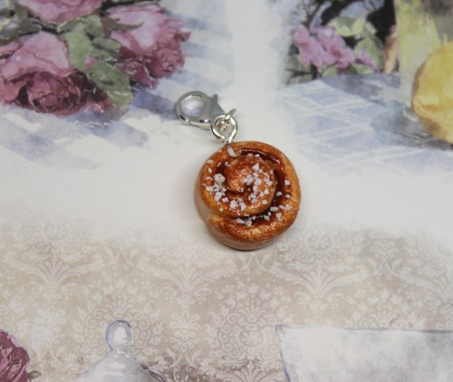 Halsbandshänge, kanelbulle