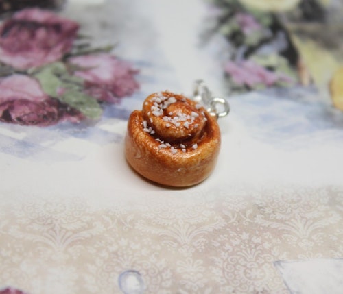 Halsbandshänge, kanelbulle