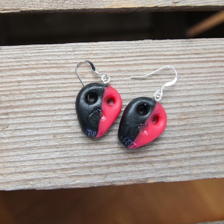 Earrings, raspberry / licorice skull