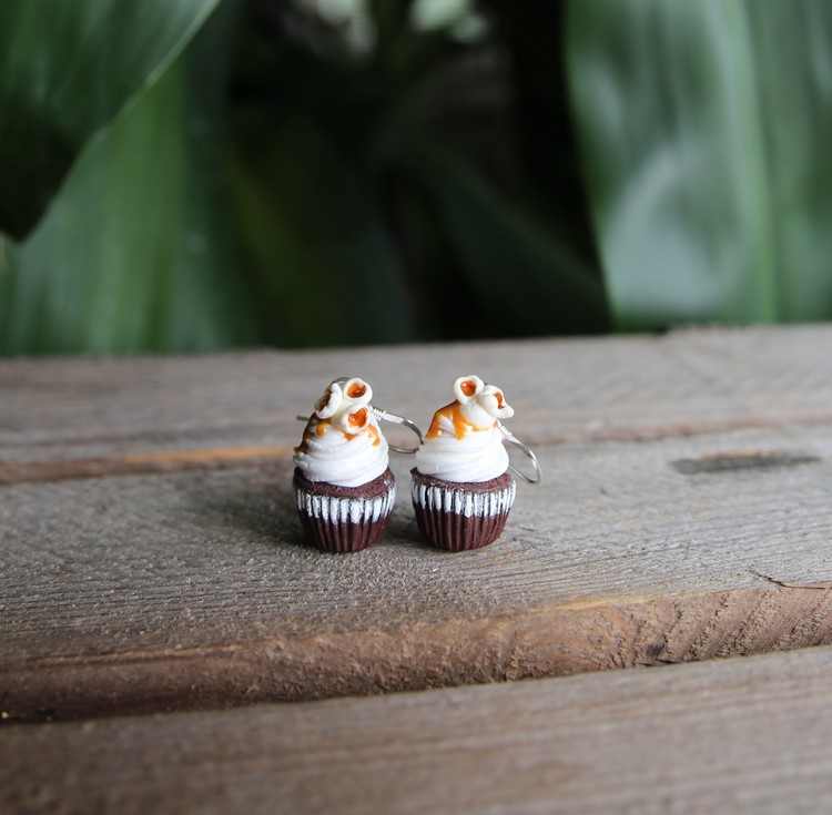 Earrings, chocolate cupcakes with popcorn