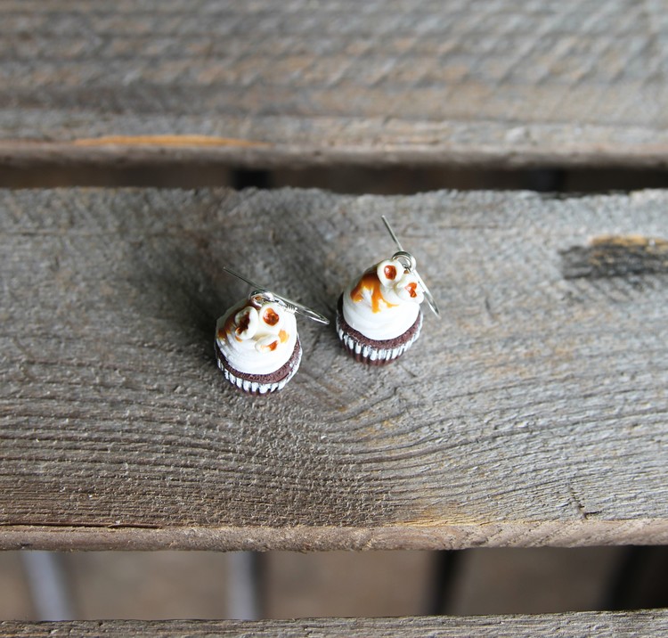 Earrings, chocolate cupcakes with popcorn