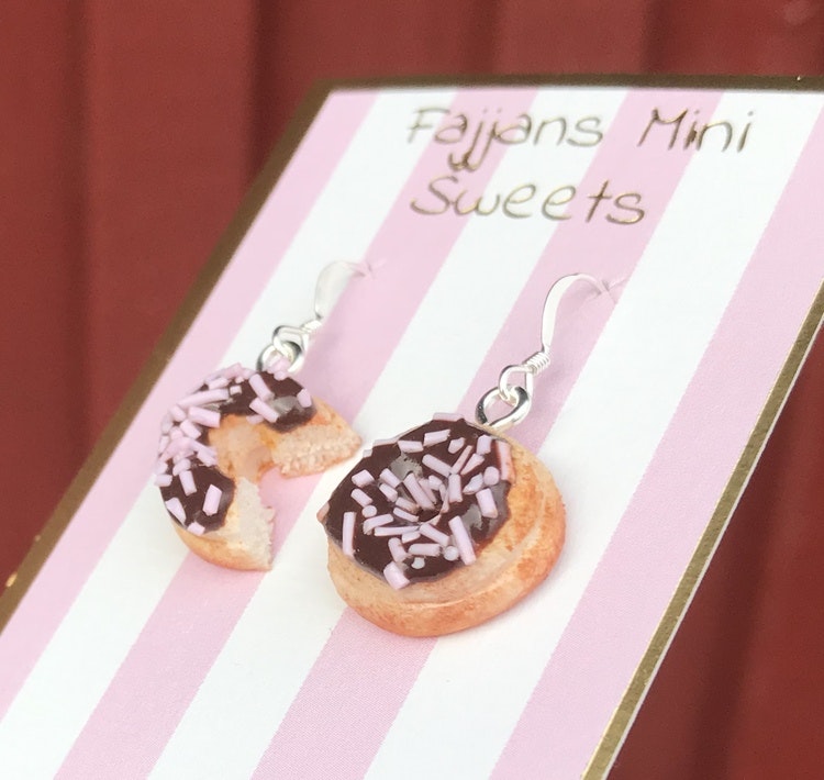 Örhängen, donuts med chokladglasyr och rosa strössel