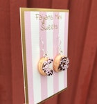 Örhängen, donuts med chokladglasyr och rosa strössel