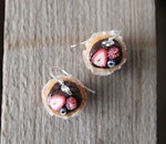 Örhängen, muffins i söta formar med chokladglasyr och bär