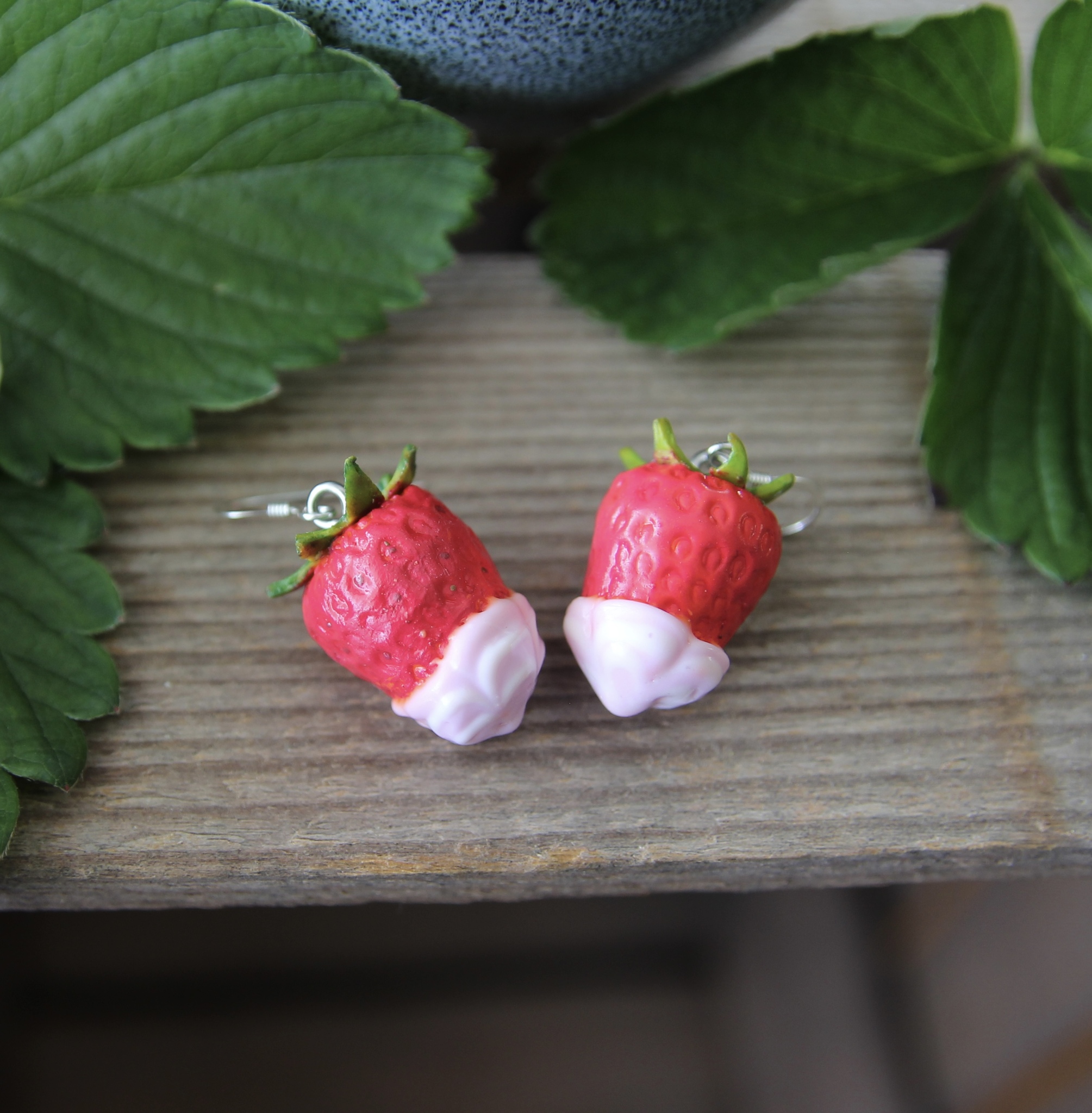 Örhängen, jordgubbar med rosa choklad