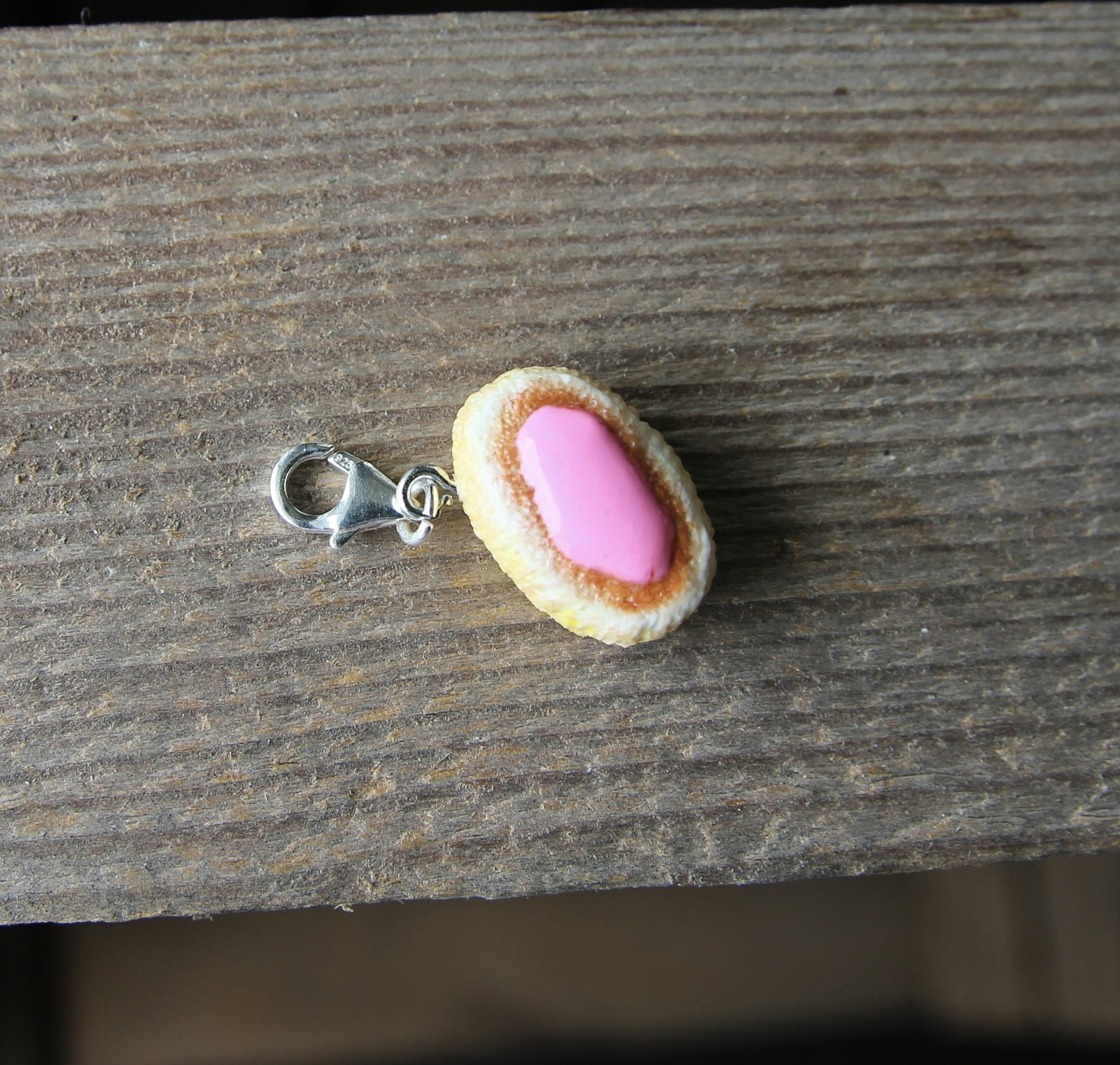 Halsbandshänge, mazarin med rosa glasyr