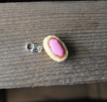 Halsbandshänge, mazarin med rosa glasyr