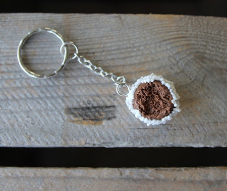 Nyckelring, chokladboll med pärlsocker med bett