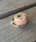Nyckelring, donut med rosa glasyr och strössel