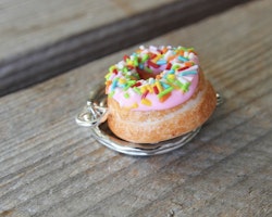 Nyckelring, donut med rosa glasyr och strössel