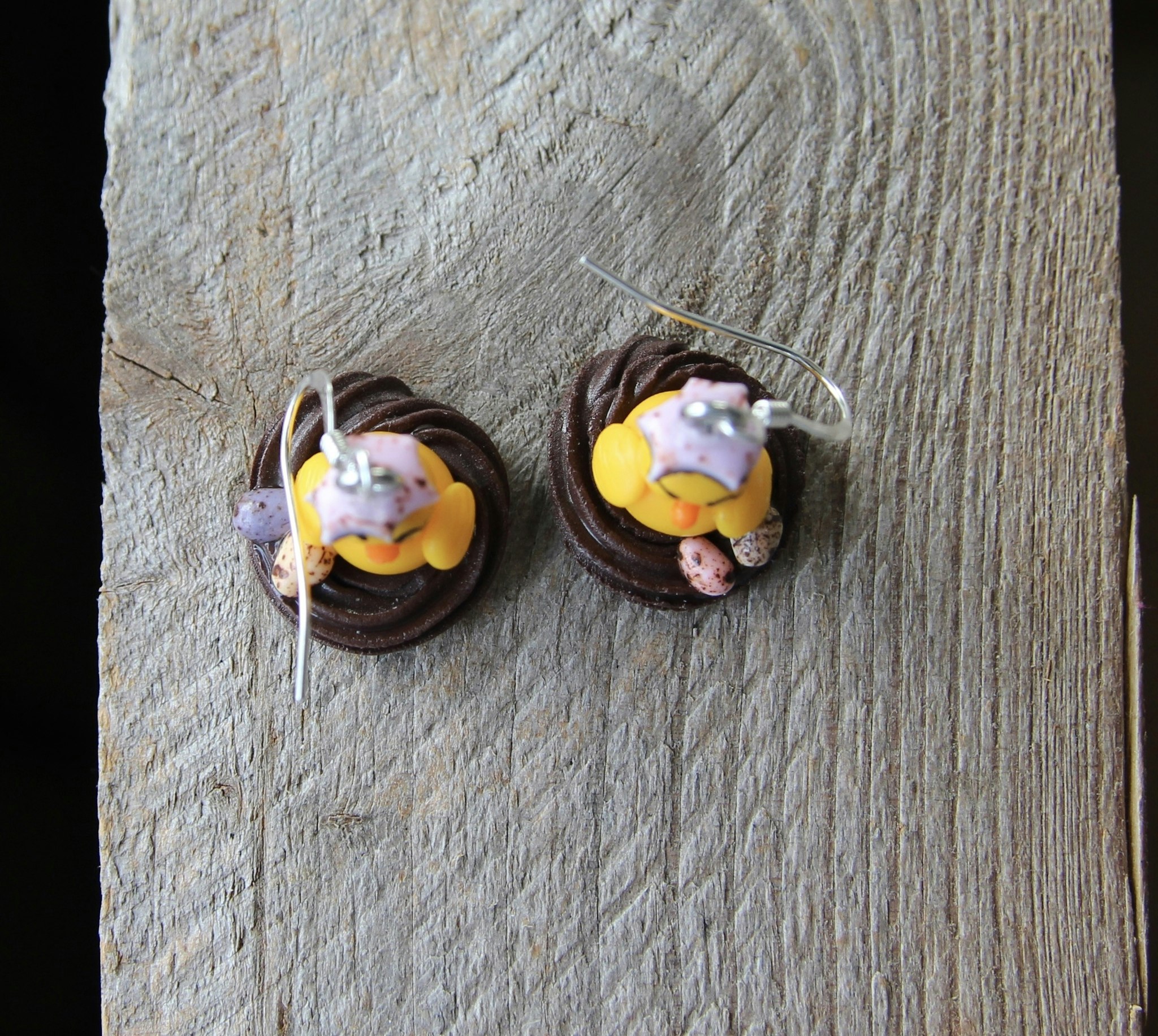 Örhängen, kycklingar i chokladfågelbo med små chokladägg