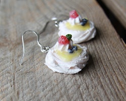 Earrings, Pavlova cake with lemon curd, cream and berries