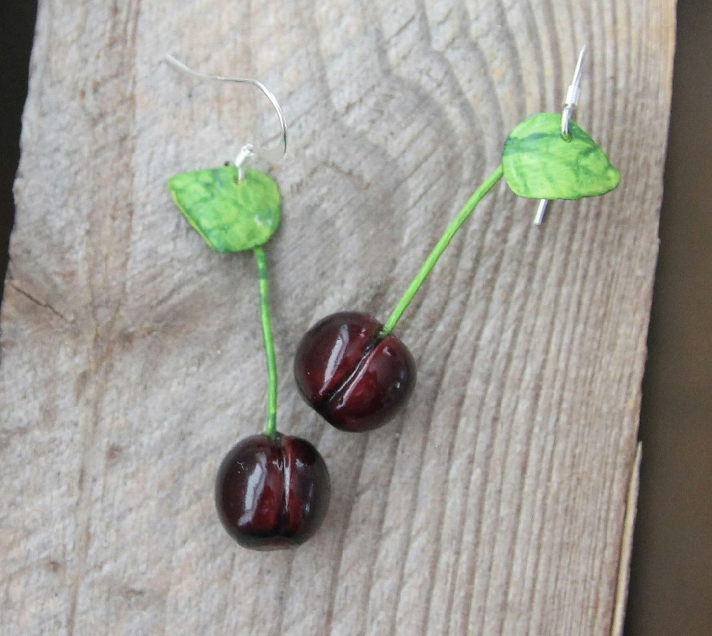 Örhängen, körsbär med blad