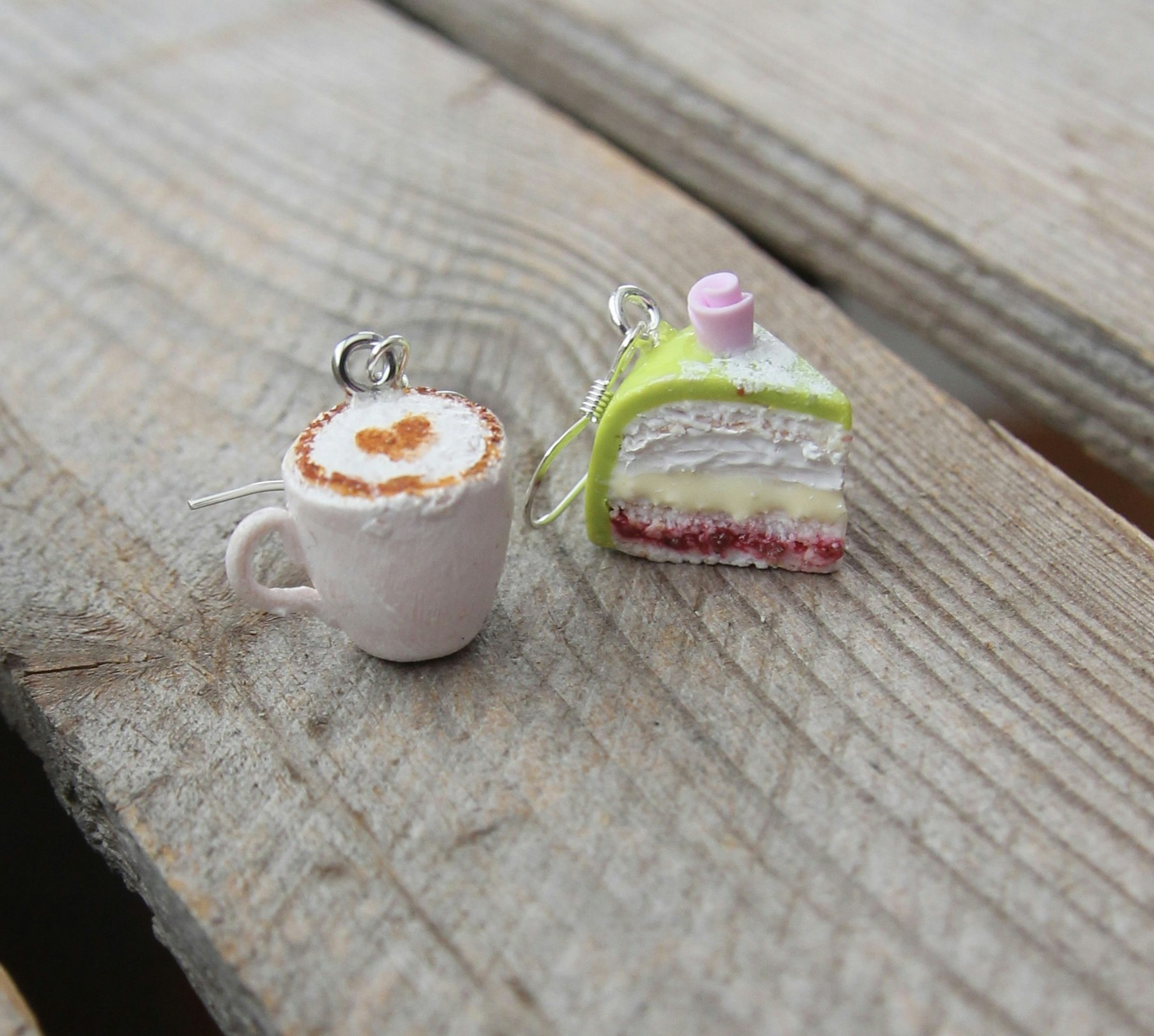 Örhängen, prinsesstårtbit och en kopp cappuccino