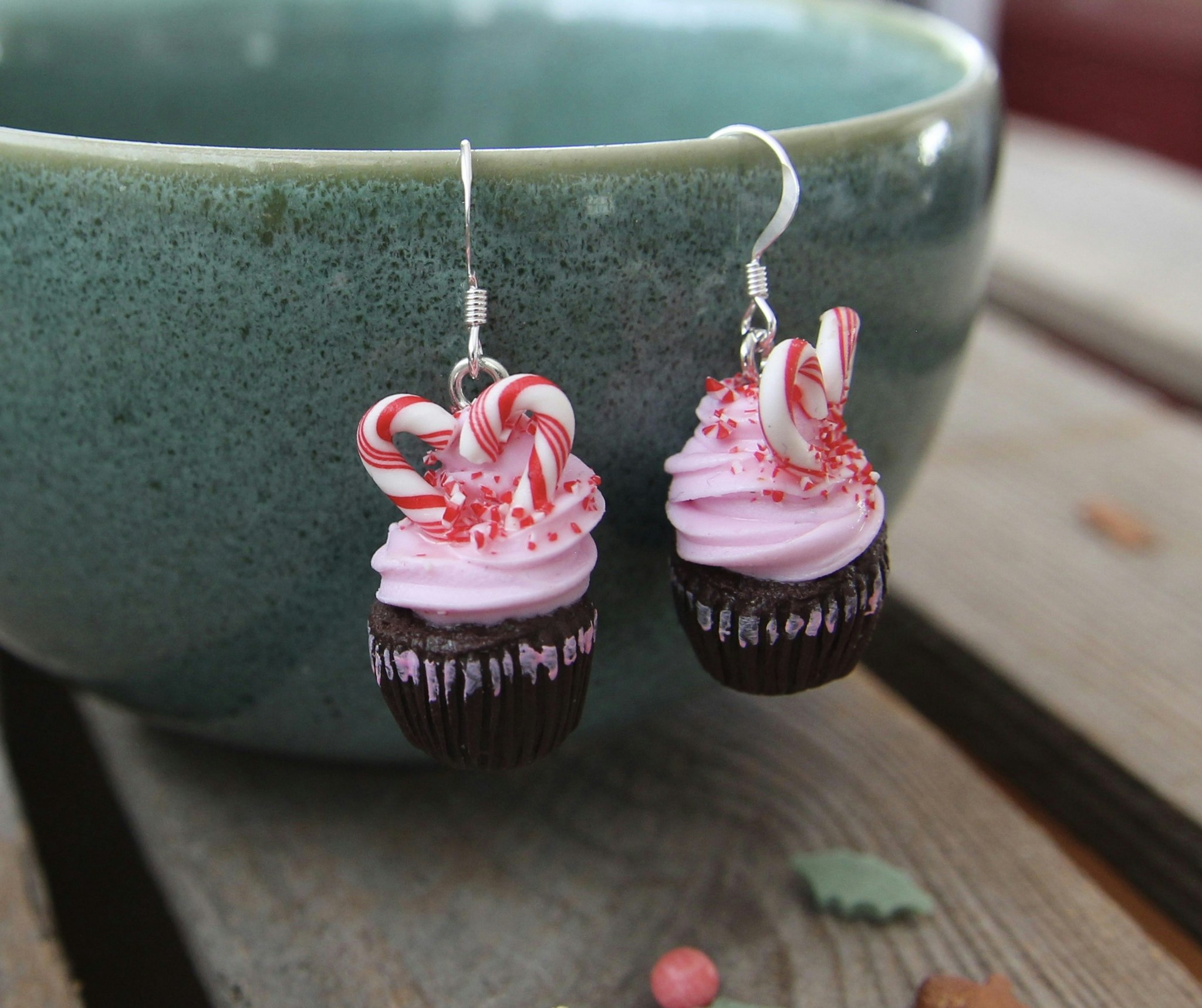 Örhängen, chokladcupcakes med polkagrisar