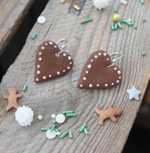 Örhängen, pepparkakshjärta glasyr med vita och rosa prickar