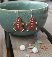 Örhängen, pepparkaksgubbar med röda knappar
