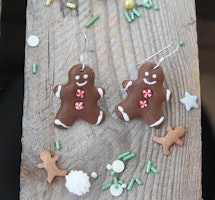 Örhängen, pepparkaksgubbar med röda knappar