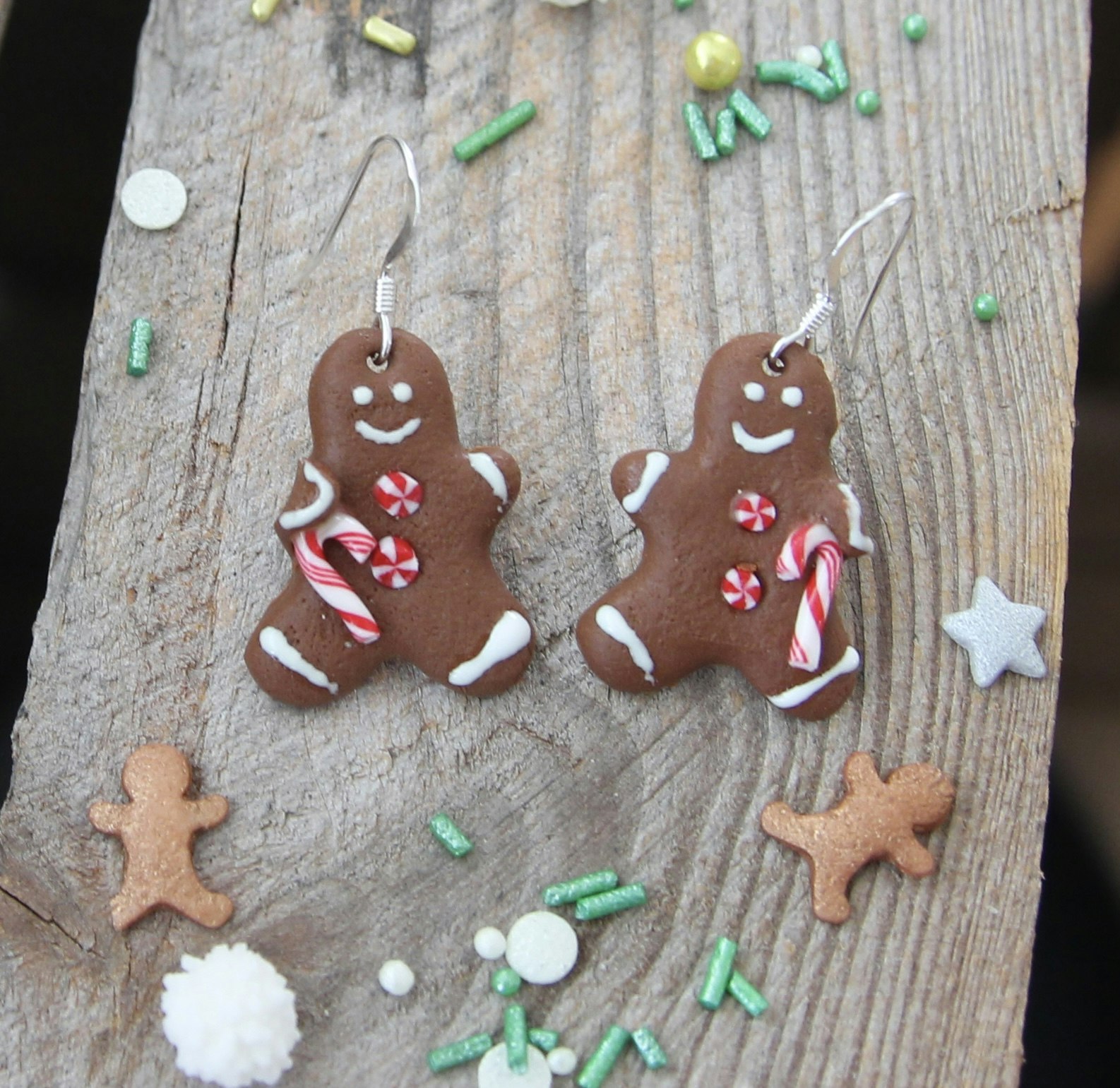 Örhängen, pepparkaksgubbar med röd polkagriskäpp