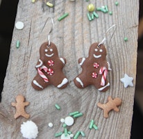 Örhängen, pepparkaksgubbar med röd polkagriskäpp