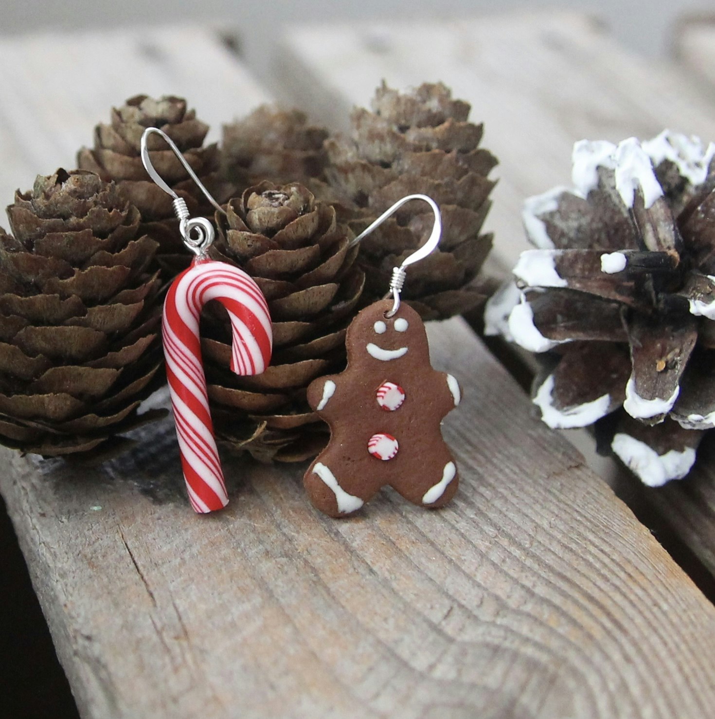 Örhängen, röd polkagriskäpp och pepparkaksgubbe