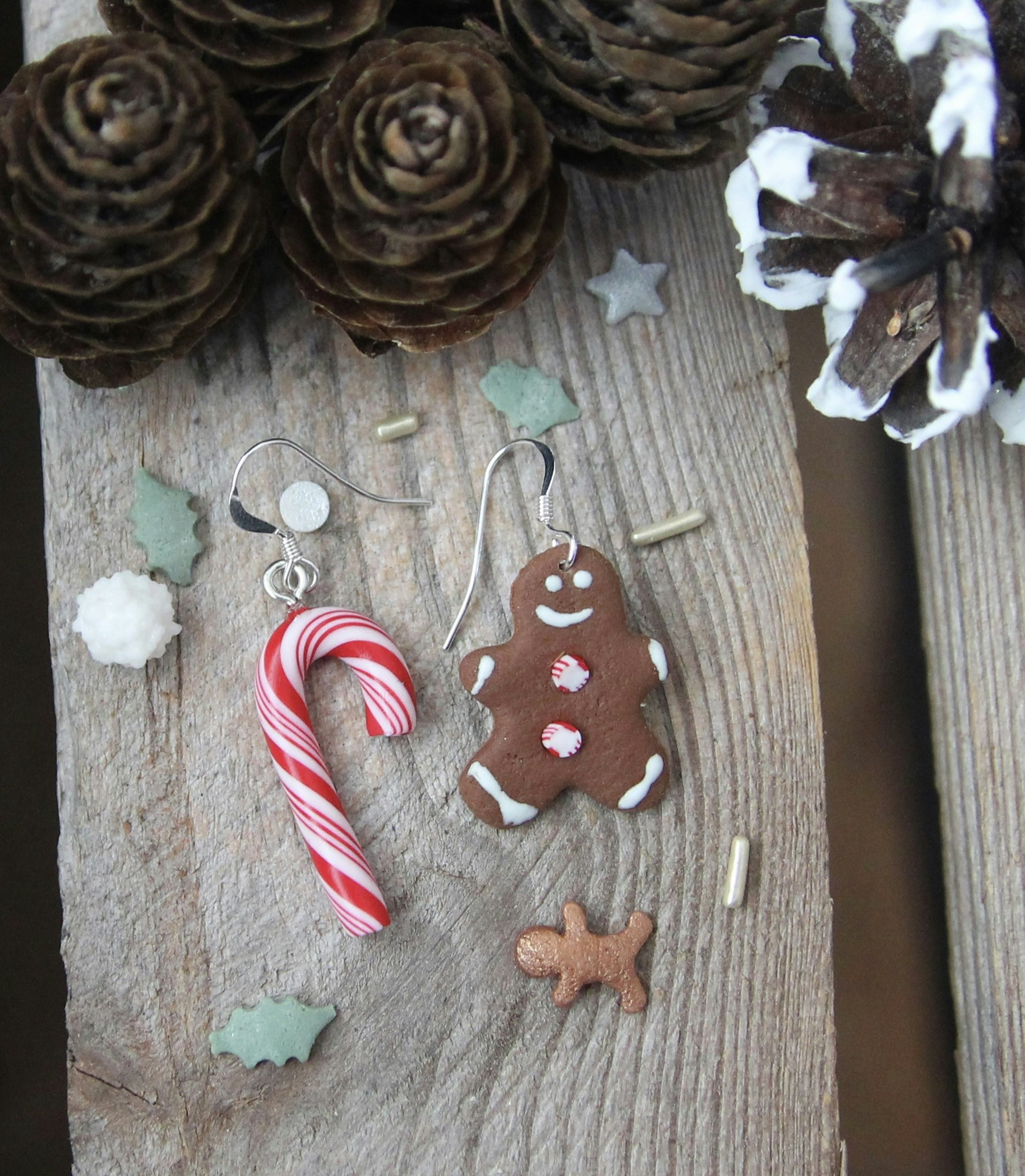 Örhängen, röd polkagriskäpp och pepparkaksgubbe