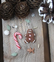 Örhängen, röd polkagriskäpp och pepparkaksgubbe