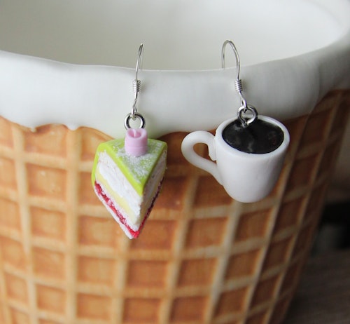 Örhängen, prinsesstårtbit och en kopp kaffe