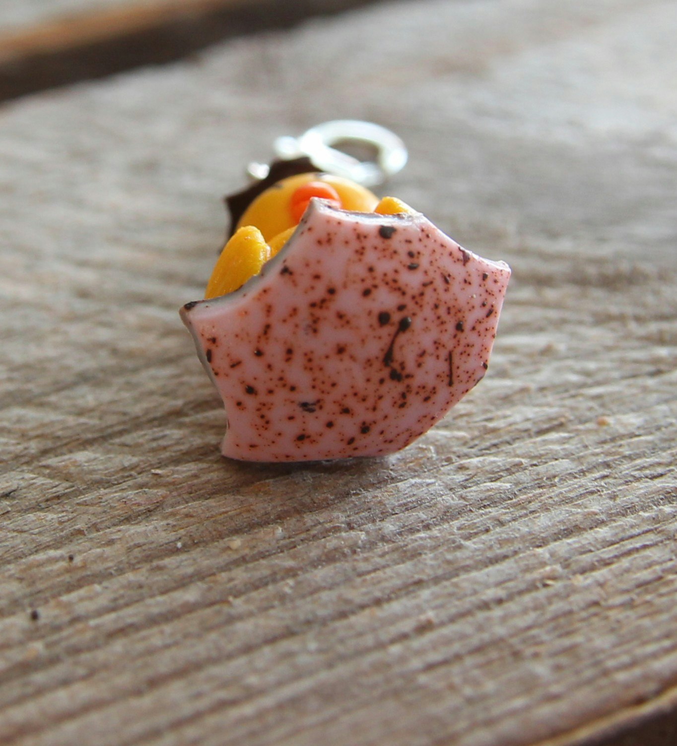 Halsbandshänge, kyckling i pastellrosa chokladägg