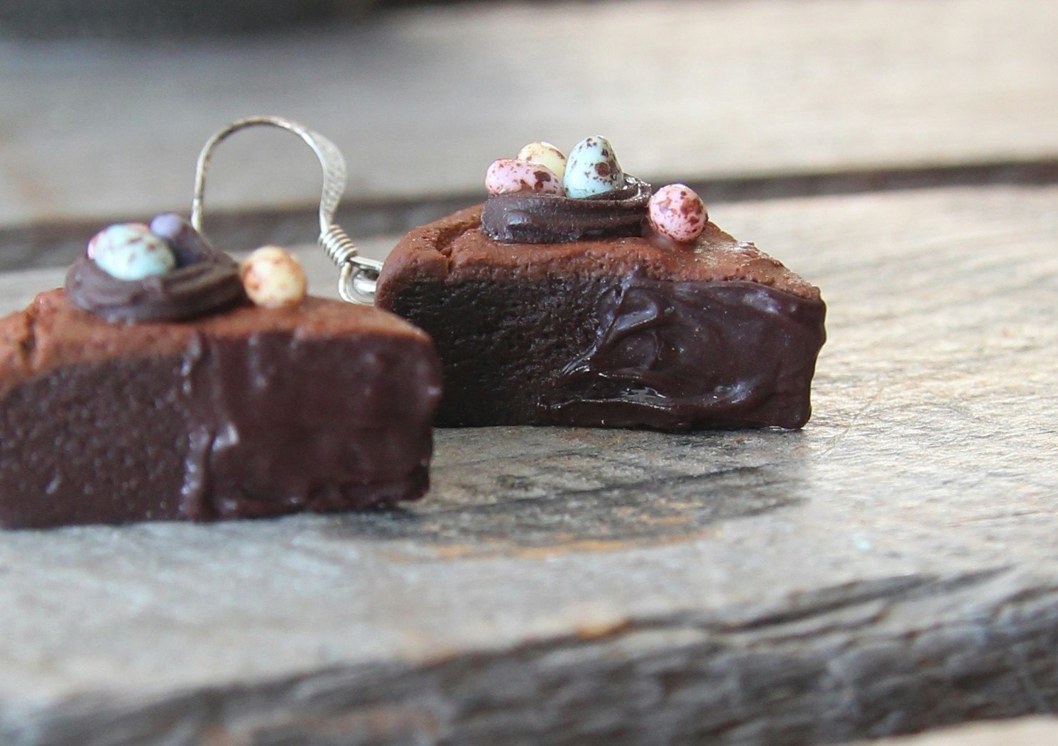 Örhängen, Påskkladdkakor med chokladägg i fågelbo