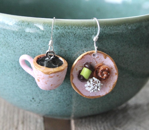 Örhängen, rosa fikatallrik med kaffekopp