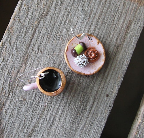 Örhängen, rosa fikatallrik med kaffekopp