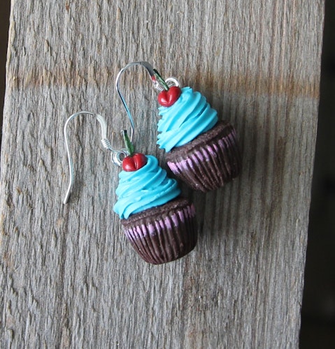 Örhängen, chokladcupcakes med turkos frosting och körsbär.