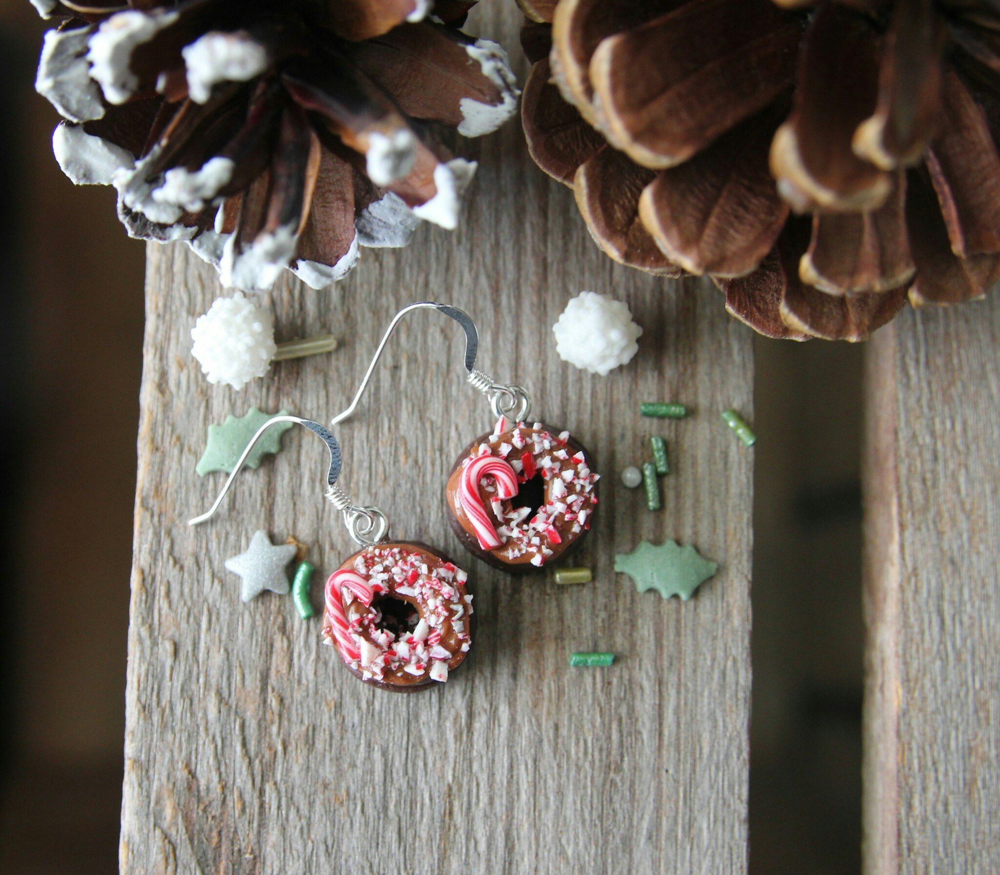 Örhängen, chokladdonuts med polkaströssel och en polkagris
