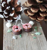 Örhängen, chokladdonuts med polkaströssel och en polkagris